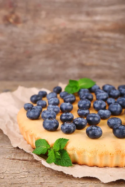 Sabroso pastel casero con arándanos en la mesa de madera — Foto de Stock