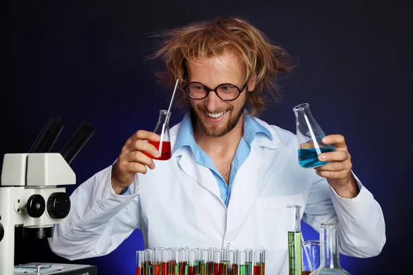 Τρελός επιστήμονας που εργάζεται σε εργαστήριο — Φωτογραφία Αρχείου