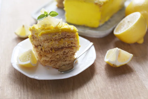 Lekkere citroen dessert op houten tafel — Stockfoto