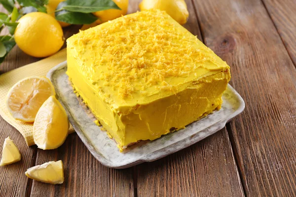 Gustosa torta al limone sul tavolo di legno — Foto Stock