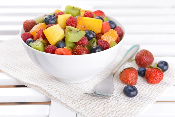 Pyszne owoce sałatka w talerzu na stole zbliżenie — Zdjęcie stockowe