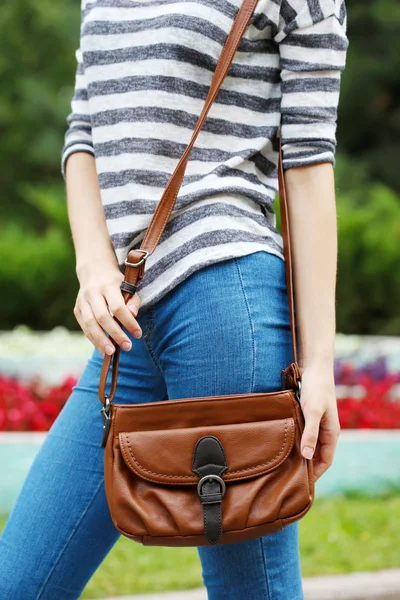 Fille avec sac sur son épaule à l'extérieur — Photo