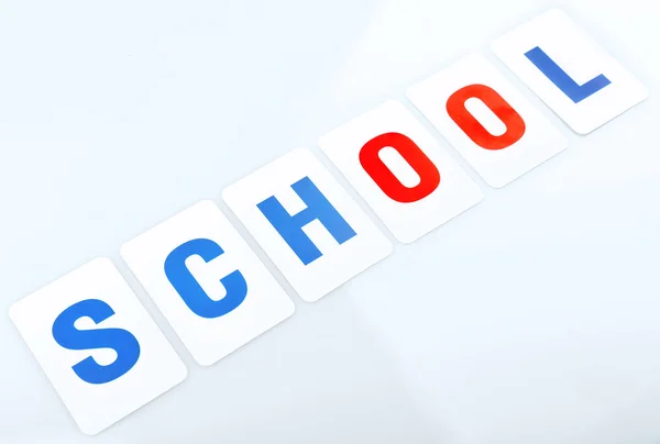 Skolan ord bildas av pedagogiska papperskort isolerad på vit — Stockfoto