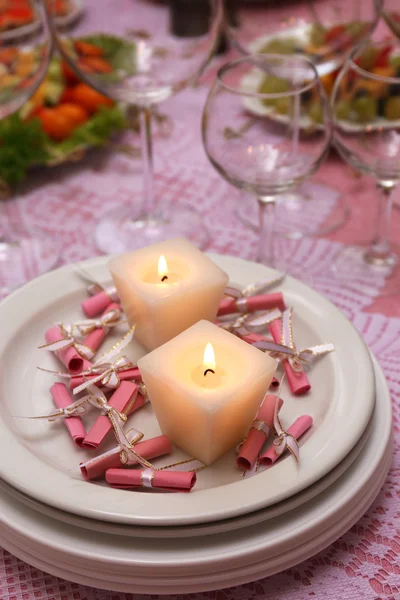 Tabel met servies en kaarsen wachten voor gasten met een ontbijtbuffet — Stockfoto