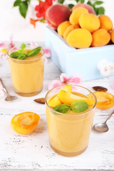 Postre de albaricoque en vasos en primer plano de mesa — Foto de Stock