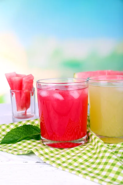 Wassermelonen-Cocktail und Melonen-Smoothie auf Holztisch vor natürlichem Hintergrund — Stockfoto