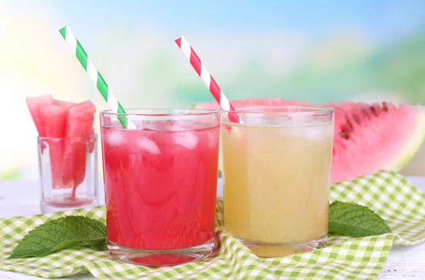 Vandmelon cocktail og melon smoothie på træbord på naturlig baggrund - Stock-foto