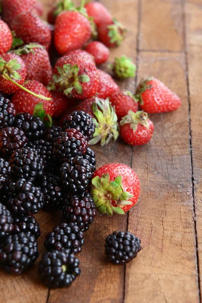 맛 있는 블랙베리와 딸기 — 스톡 사진