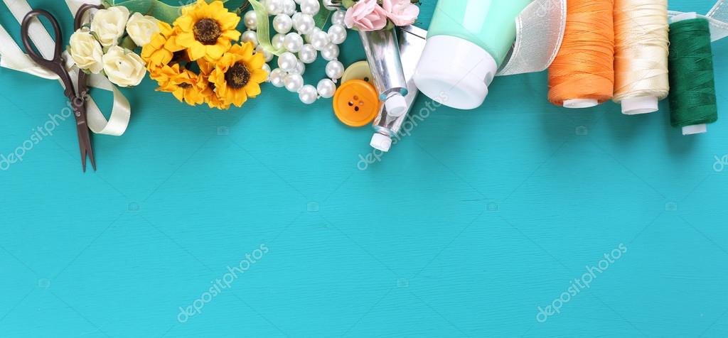 Scrapbooking materiales artesanales sobre fondo de madera de color