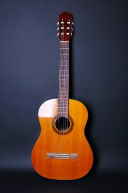 gitar koyu arka plan üzerinde