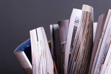 gri arka plan üzerinde dergi