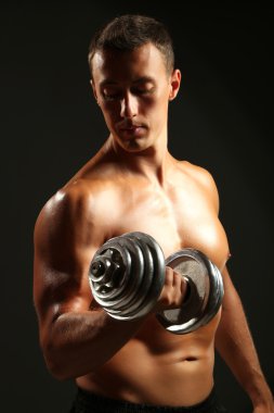 yakışıklı genç kaslı sporcu