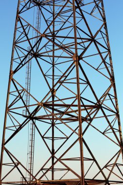 Yüksek gerilim hattı gökyüzü arka plan üzerinde