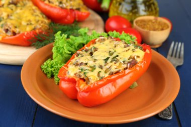 tablo üzerinde ahşap stand Yeşiller ans sebzeli kırmızı biber dolması yakın çekim