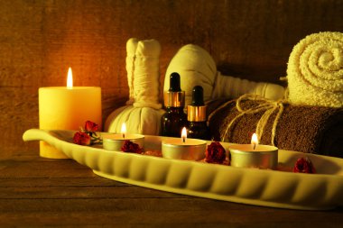 ahşap zemin üzerinde kaplıca tedavisi ile kompozisyon