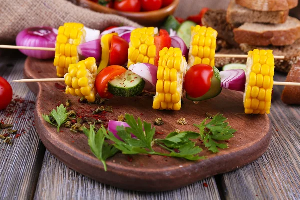 Légumes tranchés sur les pics — Photo