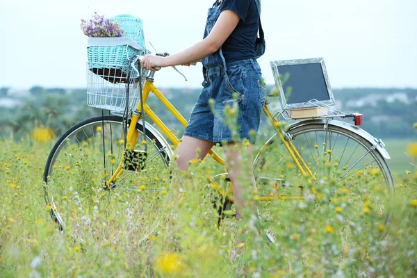 Mujer joven con bicicleta — Foto de Stock