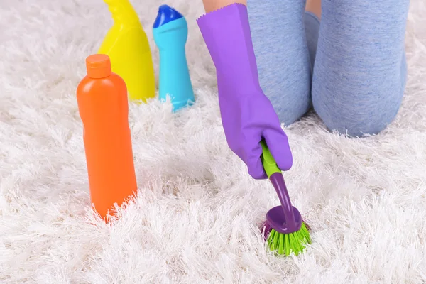 Cleaning carpet with brush — Stock Photo, Image