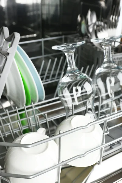 Öppen diskmaskin med köksredskap — Stockfoto
