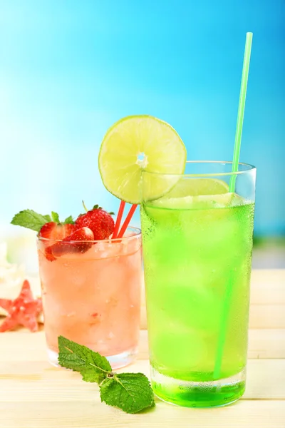 Verfrissende cocktail op tafel — Stockfoto