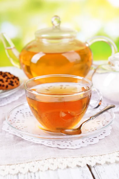 Чайник и чашка чая — стоковое фото