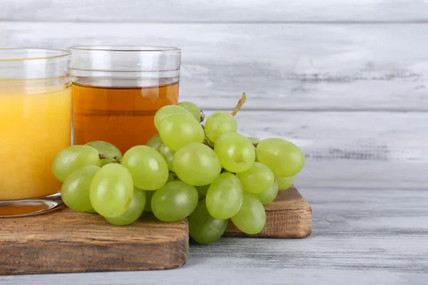 Glas juice med färska frukter — Stockfoto