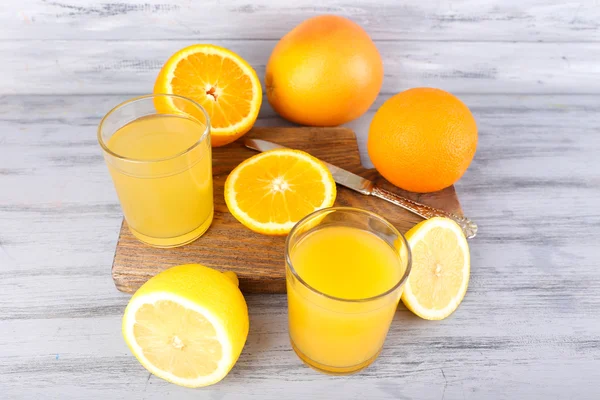 Gläser Saft mit frischen Früchten — Stockfoto