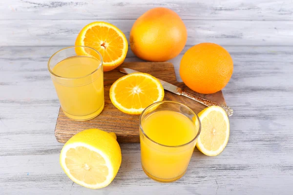 Copos de suco com frutas frescas — Fotografia de Stock