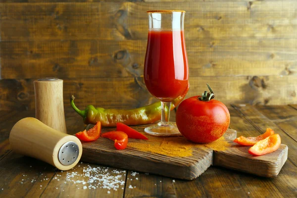 Un vaso de sabroso jugo de tomate — Foto de Stock