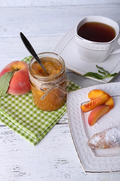 Café da manhã leve com xícara de chá — Fotografia de Stock