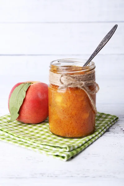 Smakelijke perzik jam — Stockfoto