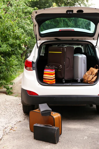 Maletas y bolsas en maletero de coche listas para salir de vacaciones — Foto de Stock