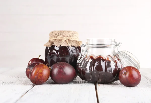 Plum jam and fresh plums — Stock Photo, Image