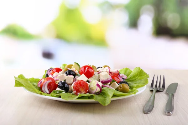 Griechischer Salat im Teller — Stockfoto