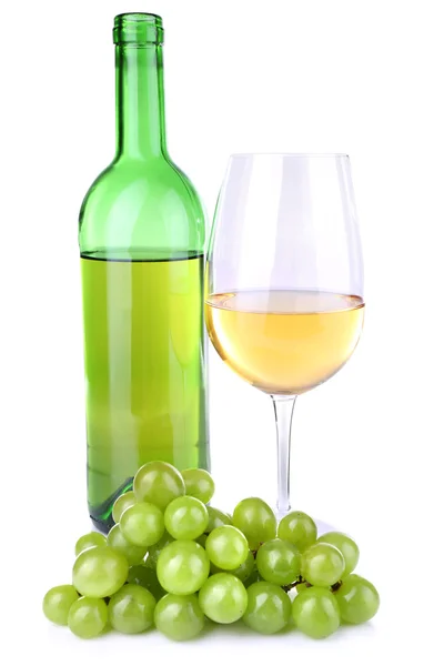 美味的红酒和成熟的葡萄，孤立的白色衬底上 — 图库照片