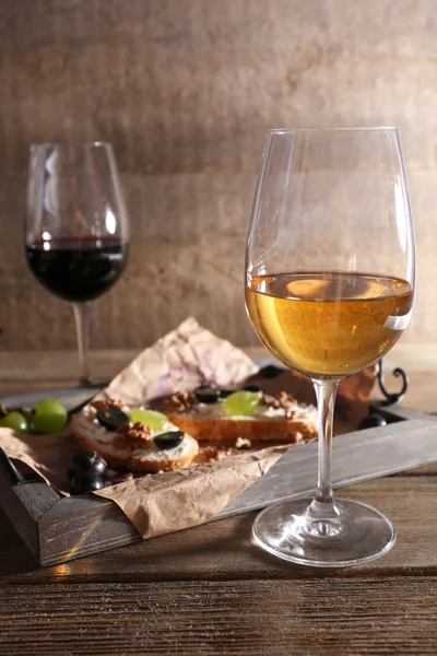 Beautiful still life with wine, cheese and ripe grape on wooden background — Stock Photo, Image