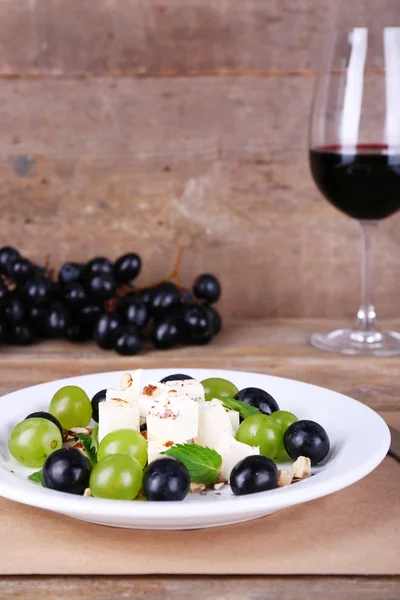 Şarap ve ahşap zemin üzerine salata güzel natürmort — Stok fotoğraf