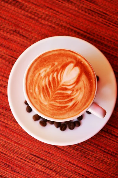 Šálek kávy s roztomilý kreslení v kavárně — Stock fotografie