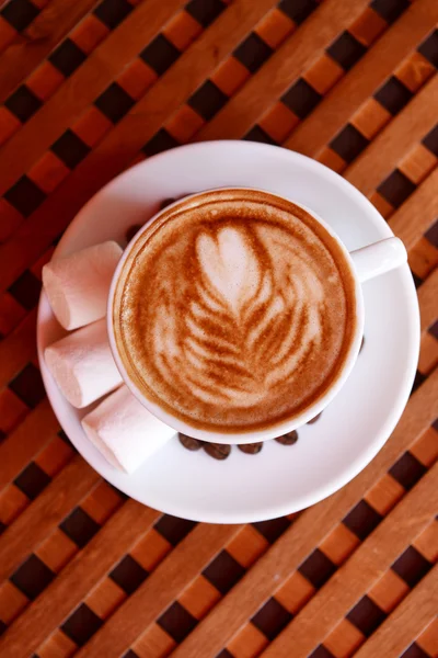 Kopp kaffe med söta ritning i café — Stockfoto