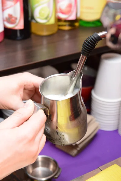 Mulher preparando café, close up — Fotografia de Stock