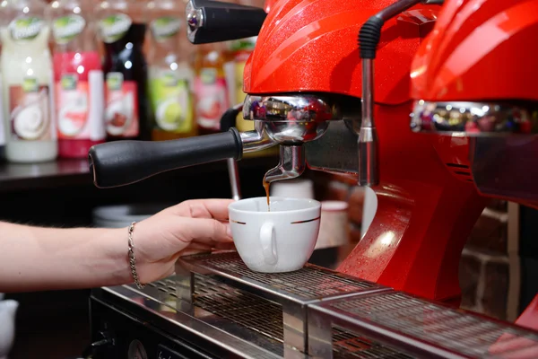 Koffie machine voorbereiden kopje koffie, close-up — Stockfoto