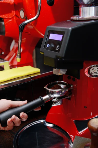 Koffie machine voorbereiden kopje koffie, close-up — Stockfoto