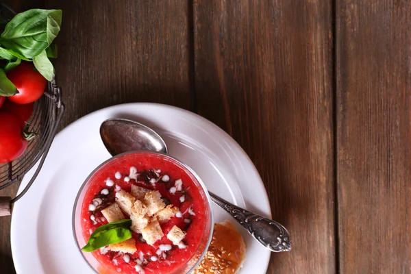 Zupy gazpacho w szklanej misce, na tle drewniane kolor — Zdjęcie stockowe