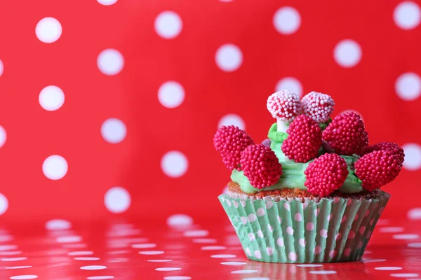 Delicious birthday cupcake on red  background — Stock Photo, Image