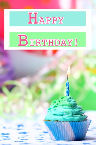 Delicioso cupcake de cumpleaños en la mesa sobre fondo brillante —  Fotos de Stock