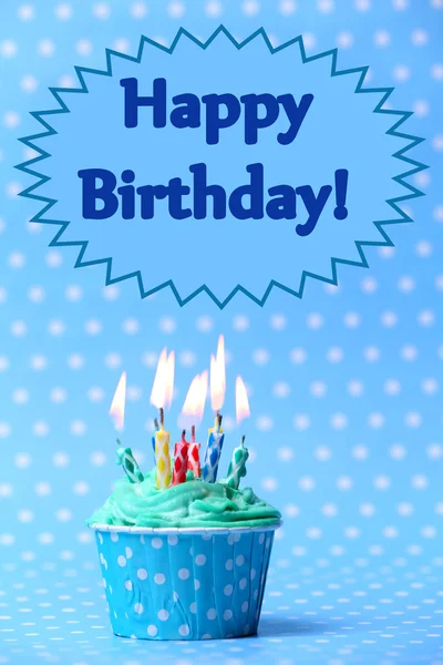 在蓝色背景上的美味的生日蛋糕 — 图库照片
