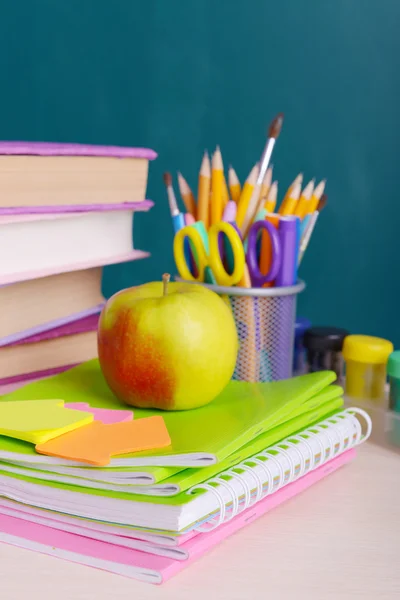 Fournitures scolaires sur table — Photo