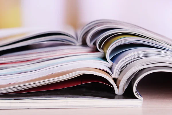 Tijdschriften op houten tafel — Stockfoto