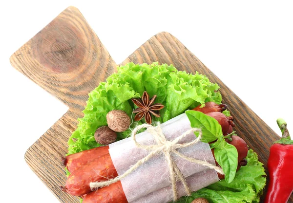 Salchichas finas ahumadas con hojas de ensalada de lechuga en tabla de cortar de madera, aisladas en blanco — Foto de Stock