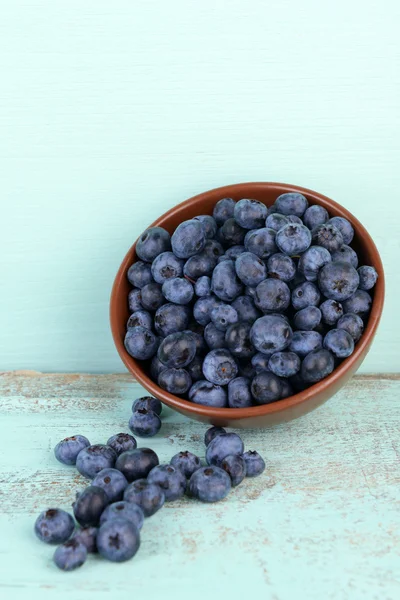 美味成熟的蓝莓在碗里，木制的桌子上 — 图库照片